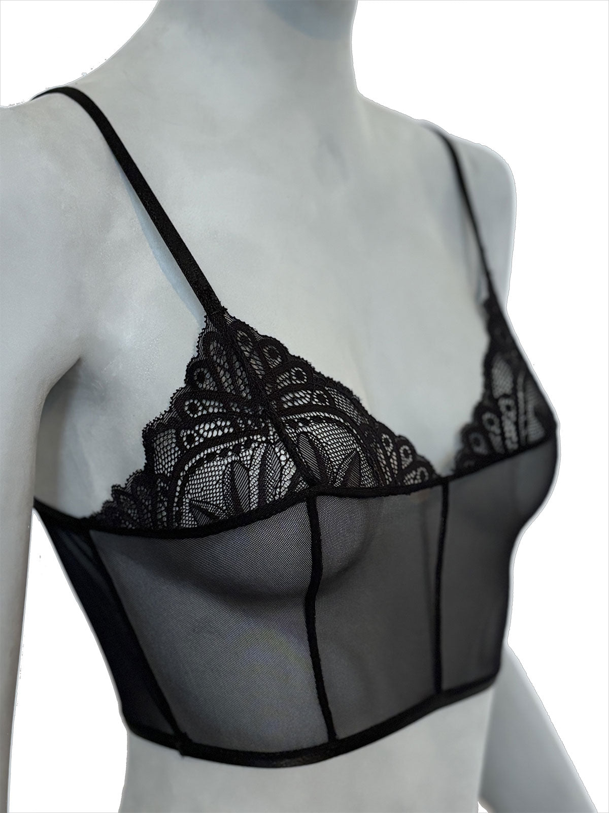 Detalhe lateral do Sutiã Tereza Cisô Atelier em tule preto com renda floral, mostrando estrutura e acabamento artesanal