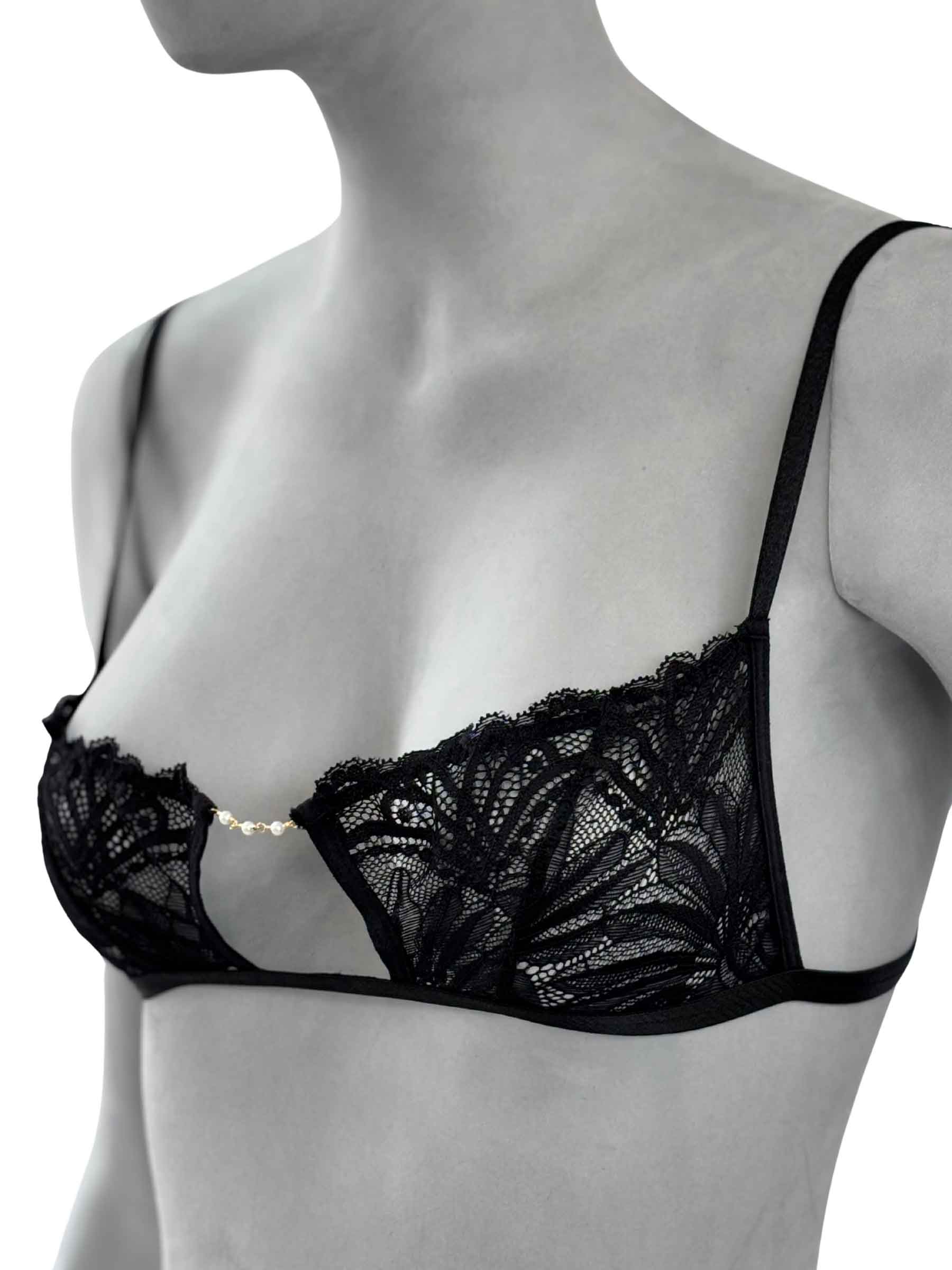 Sutiã Zoe Cisô Atelier em renda floral preta com detalhe de pérolas no centro, vista lateral mostrando estrutura elegante