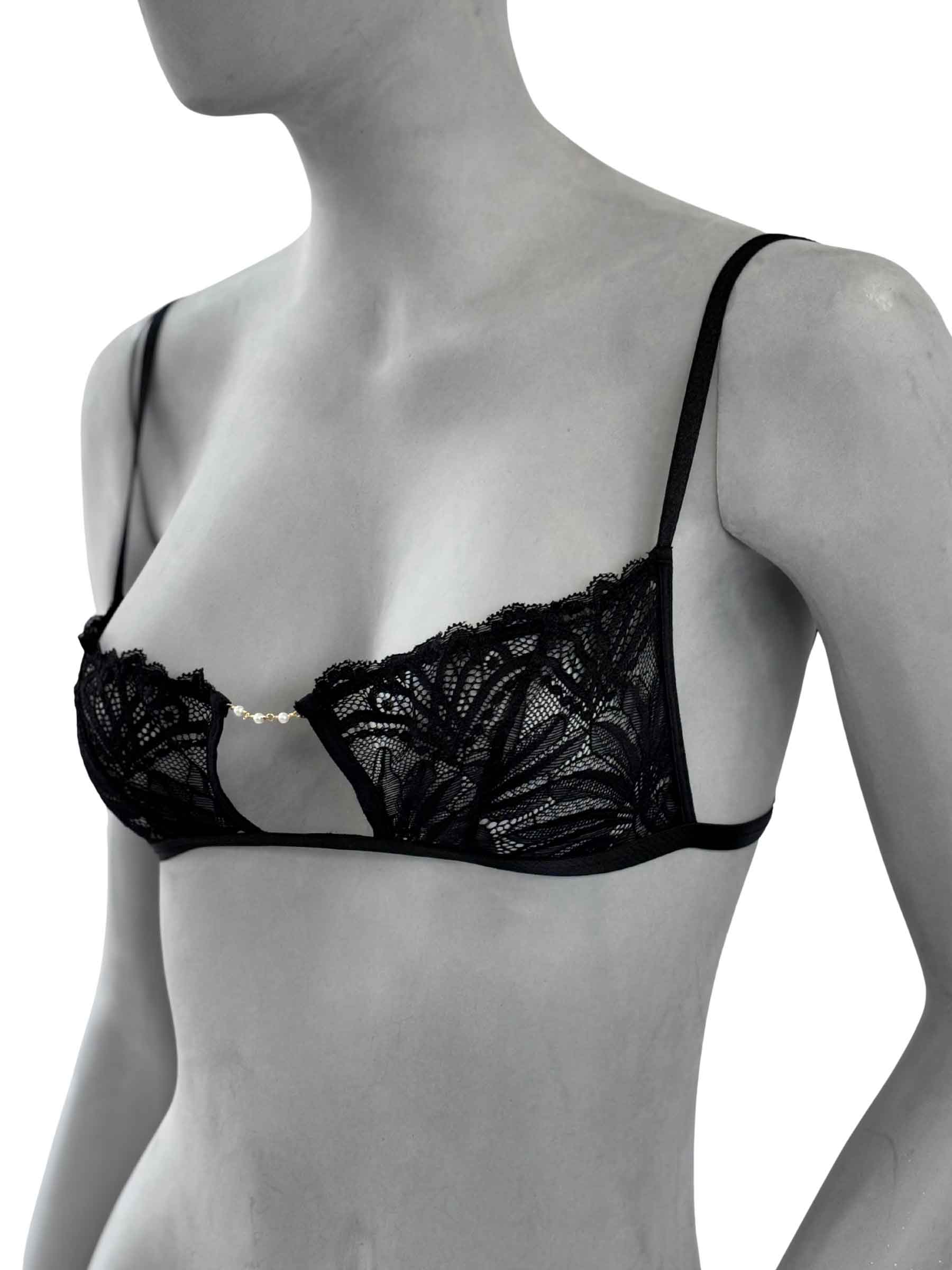 Sutiã Zoe Cisô Atelier com renda floral preta e pérolas delicadas conectando as taças, vista frontal-lateral em manequim