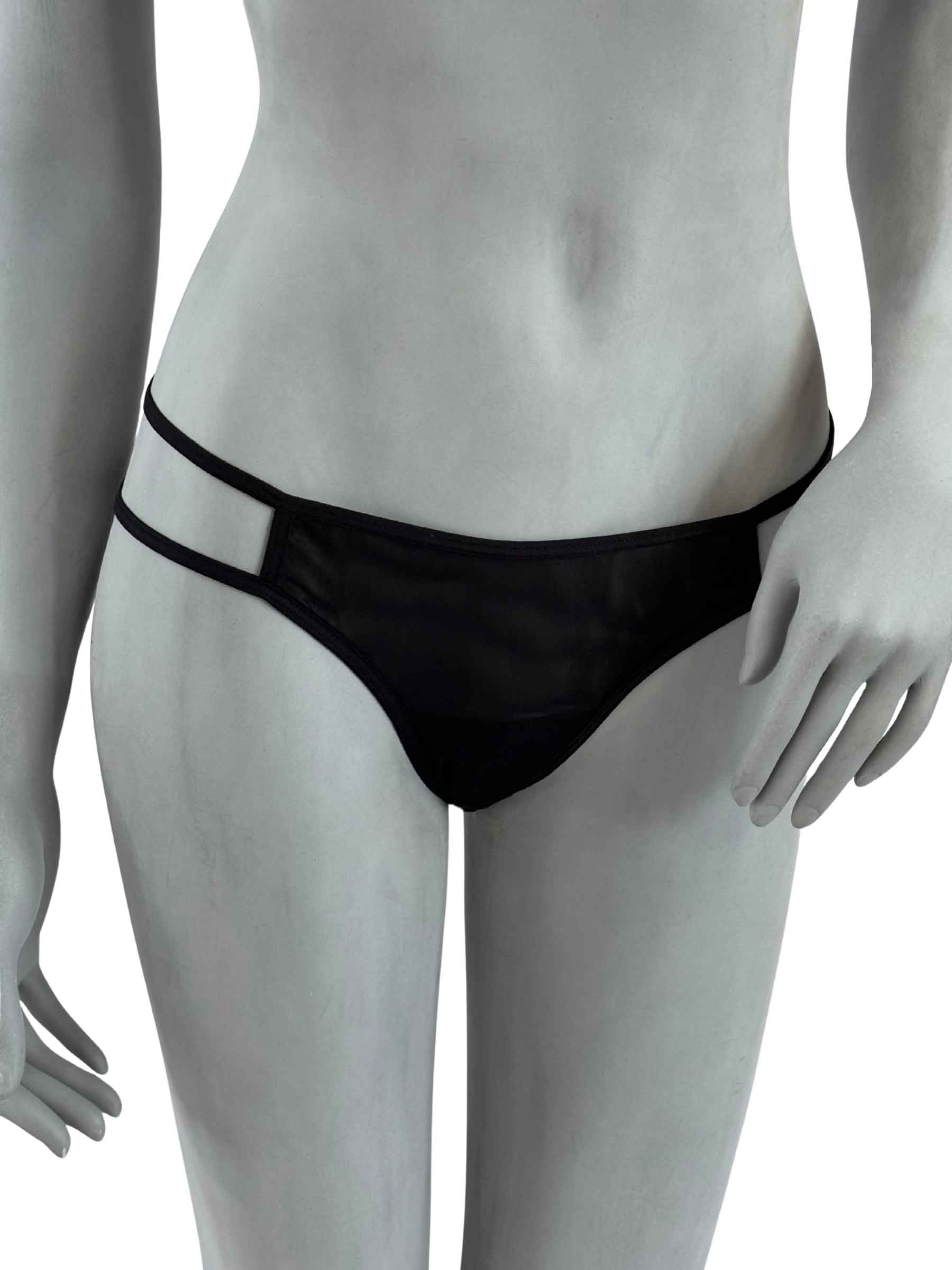 Calcinha Tracey em tecido preto com tiras e recorte lateral, vista frontal, lingerie artesanal minimalista da Cisô Atelier